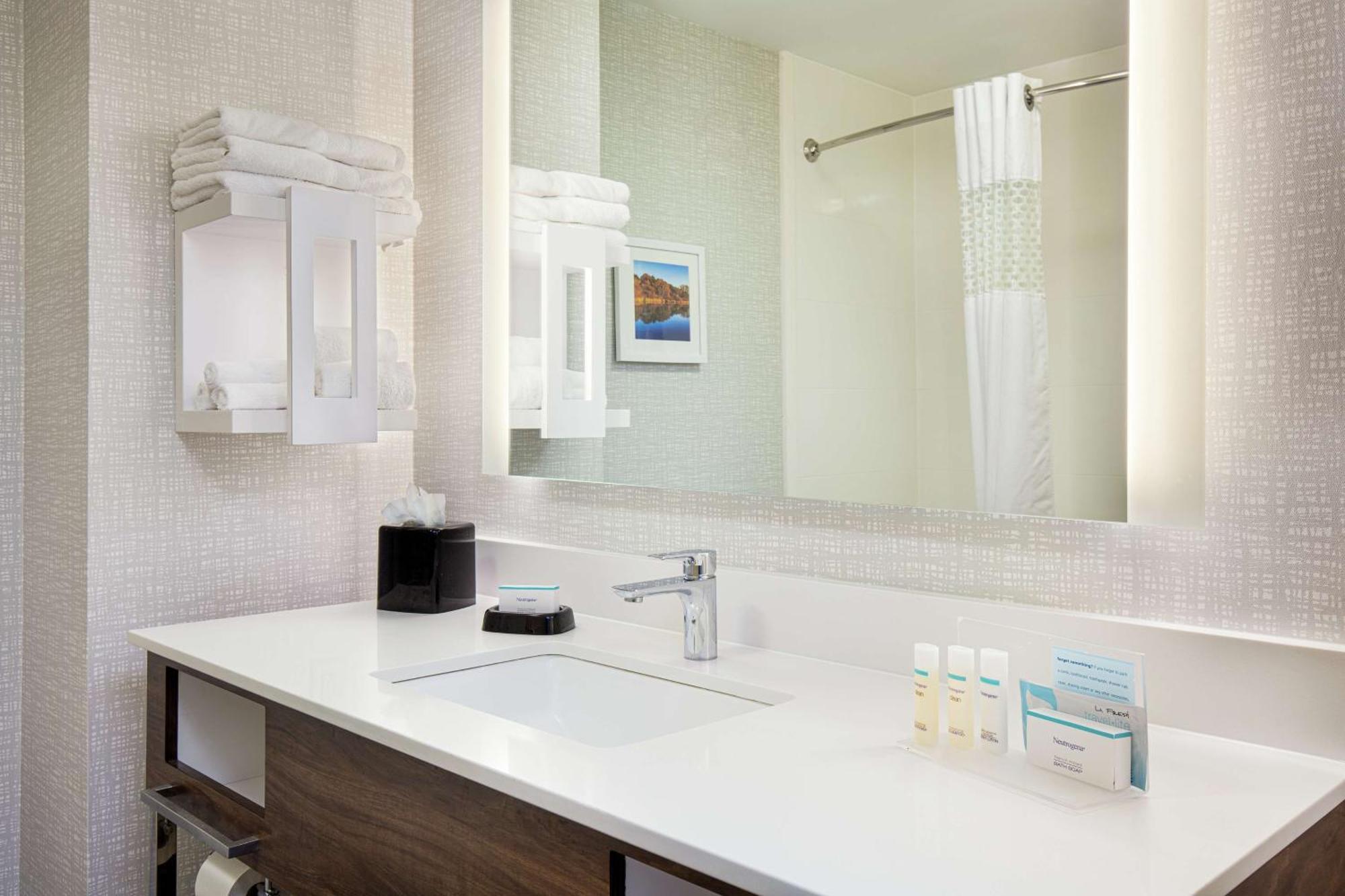 Newly Renovated Hampton Inn Omaha West Lakeside Esterno foto
